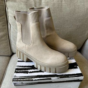 Dolce Vita Romy Chelsea Boots - size 9 - NEW IN BOX! - Ivory